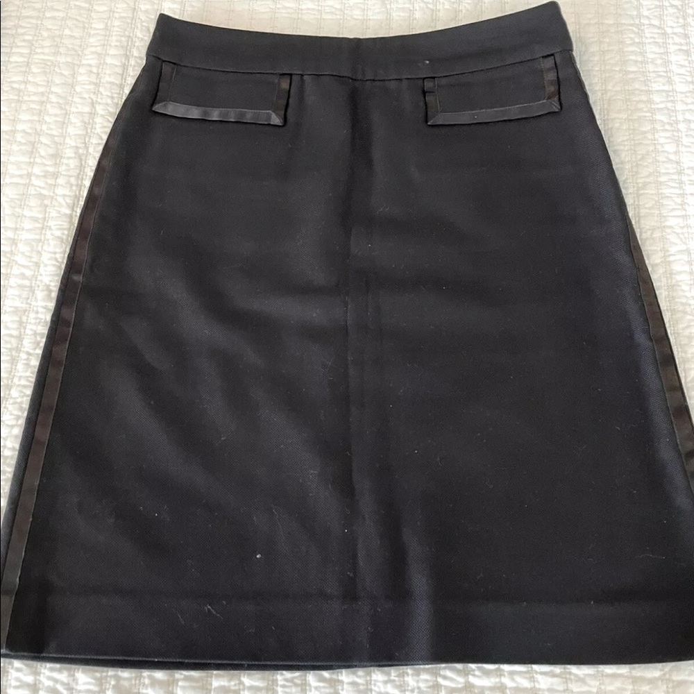 Banana Republic Pencil Tuxedo Skirt size 4 petite.

Smoke free,pet free home ⭐️